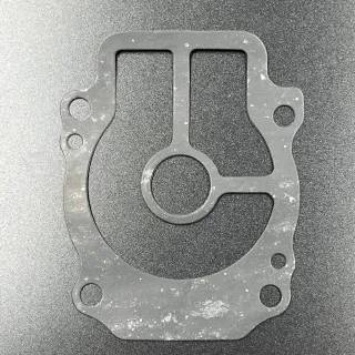 Прокладка под пластину помпы охлаждения Suzuki DF25-30(A) (Omax) картинка