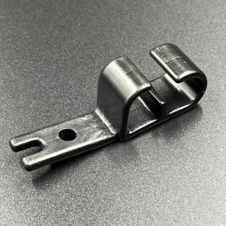 Скоба крепления топливного шланга к поддону Yamaha 40-225 (6E5-24367-01) картинка