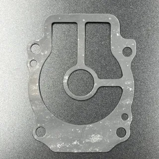 Прокладка под пластину помпы охлаждения Suzuki DF25-30(A) (Omax) картинка
