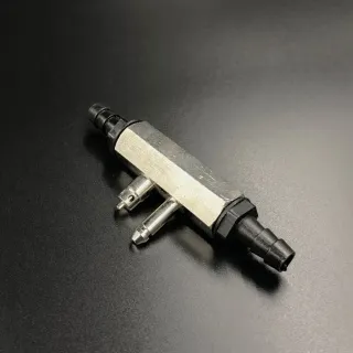 Переходник топливный Yamaha (папа) 8 мм для подключения к 2-м бакам картинка