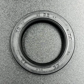 Сальник коленвала нижний Suzuki DF90-350A (09283-32044) (32x47x6)(Sinera) картинка