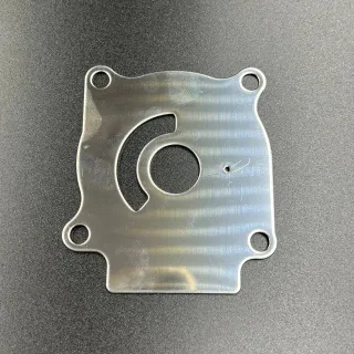 Пластина помпы охлаждения Suzuki DT20-40, DF25-50 (Omax) картинка