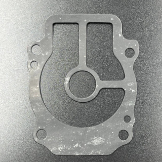 Прокладка под пластину помпы охлаждения Suzuki DF25-30(A) (Omax) картинка
