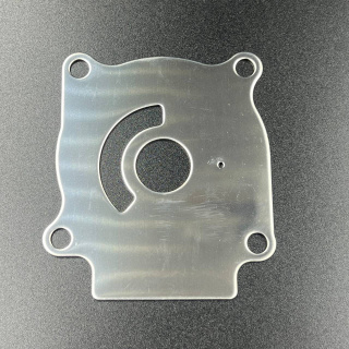 Пластина помпы охлаждения Suzuki DT20-40, DF25-50 (KACAWA) картинка