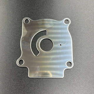Пластина помпы охлаждения Suzuki DT20-40, DF25-50 (Omax) картинка